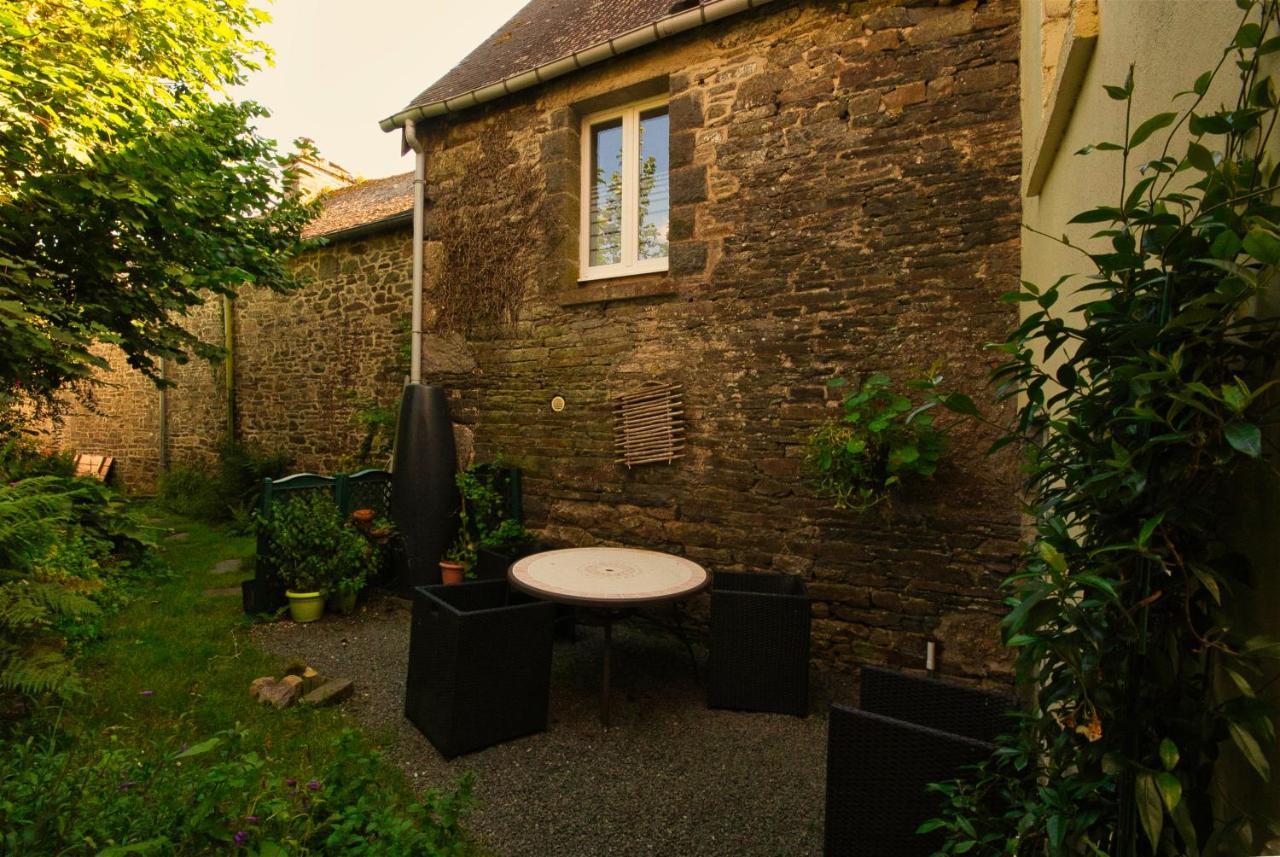 Auberge Le Canard Qui Rit Plélauff エクステリア 写真